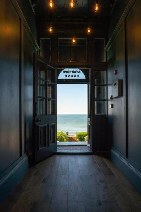 Stylish Beachfront Apartment, Sweeping Ocean Views And Luxury Touches Херн-Бей Экстерьер фото